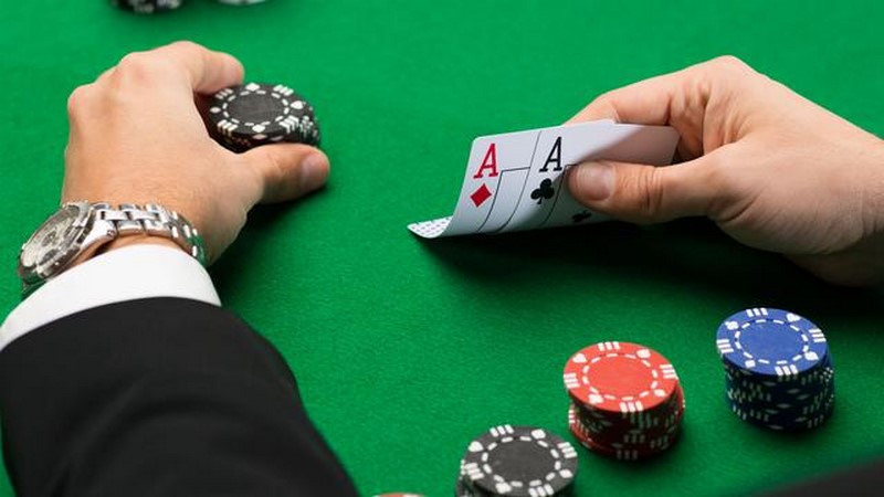 Người chơi quan sát tính tổng điểm trên tay và đưa ra quyết định bốc thêm bài  
